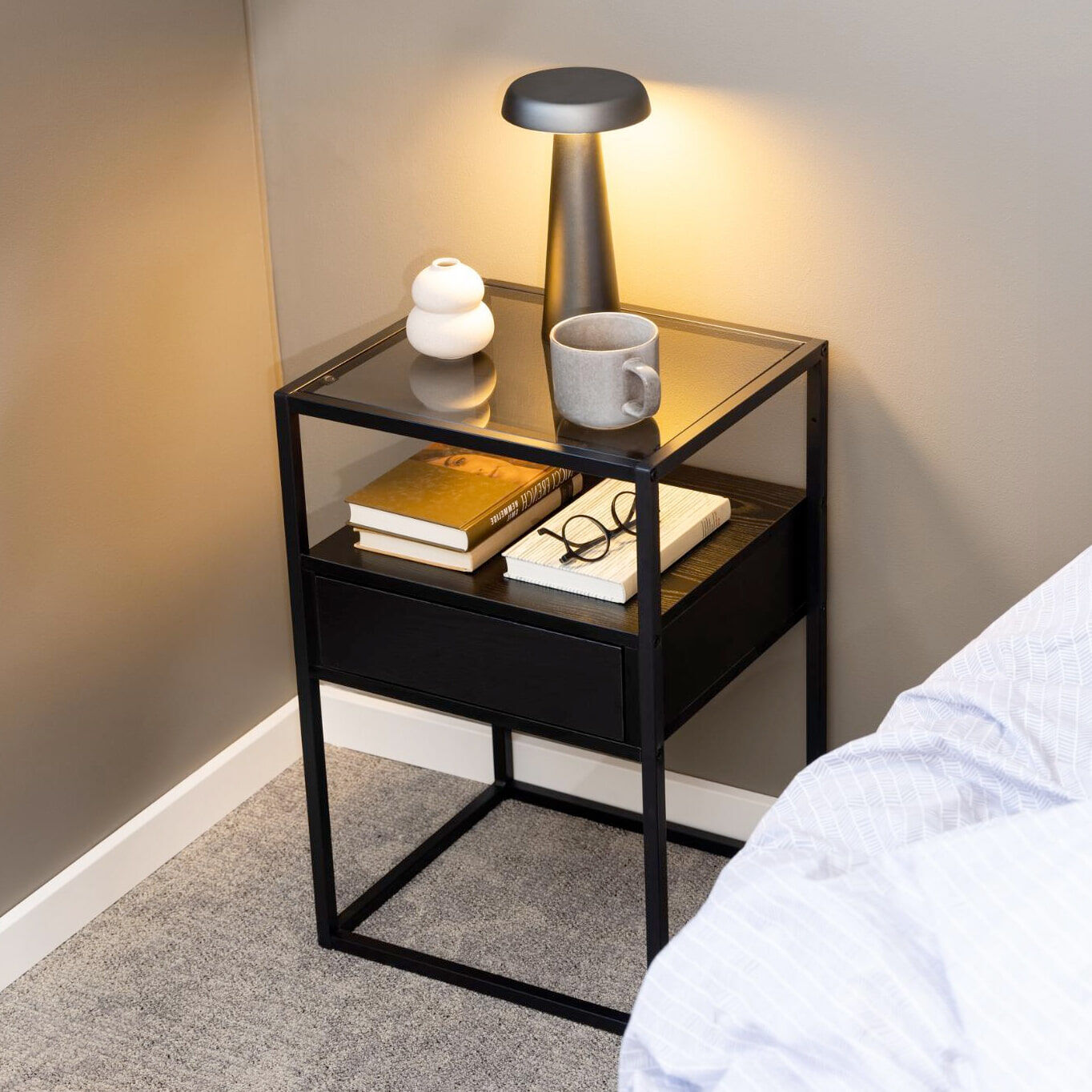 Bendt Nachtkastje Maikel zwart metaal met glazen blad en lade - 5713941290861