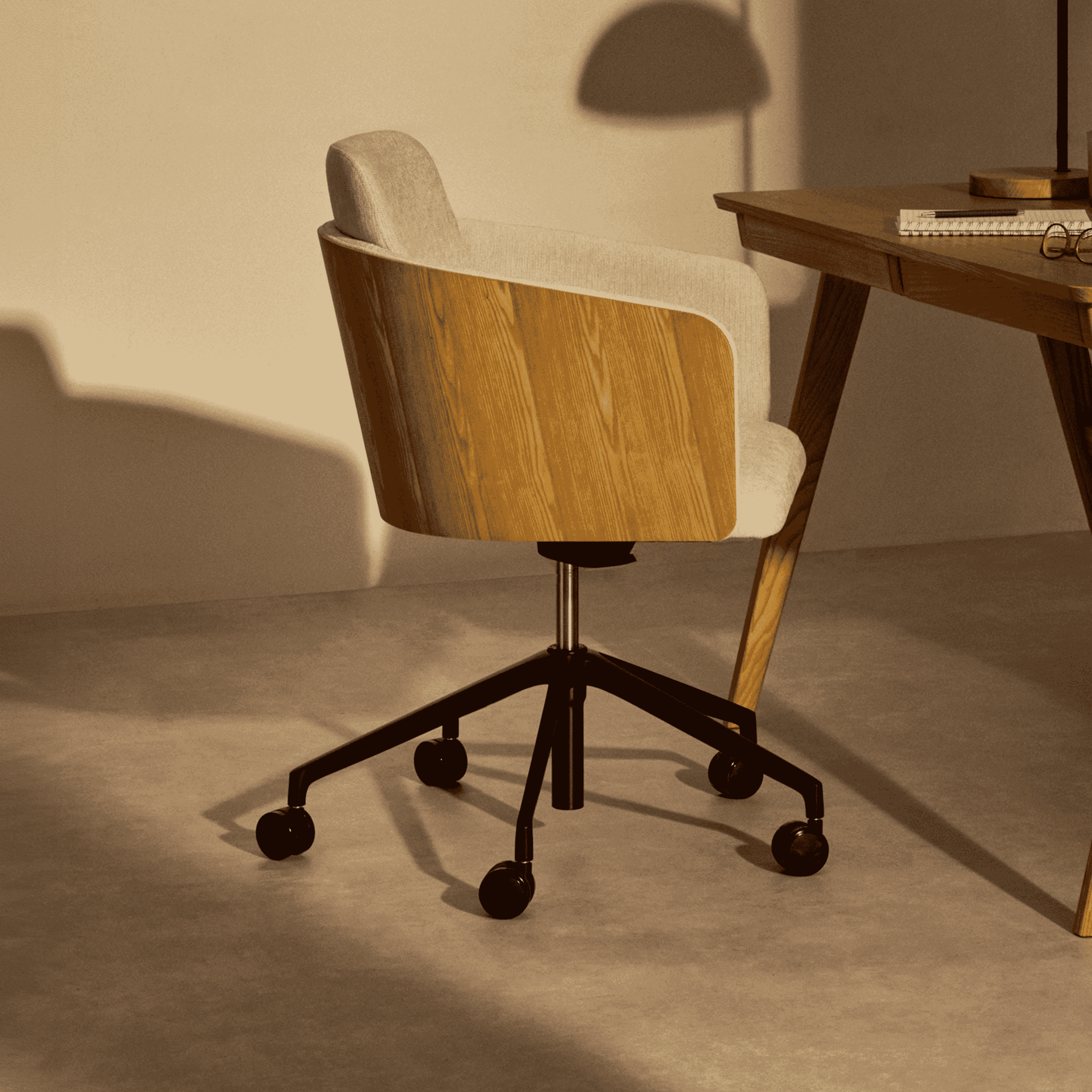 Kave Home Bureaustoel Madai Chenille en essen - Beige - 8433840878096