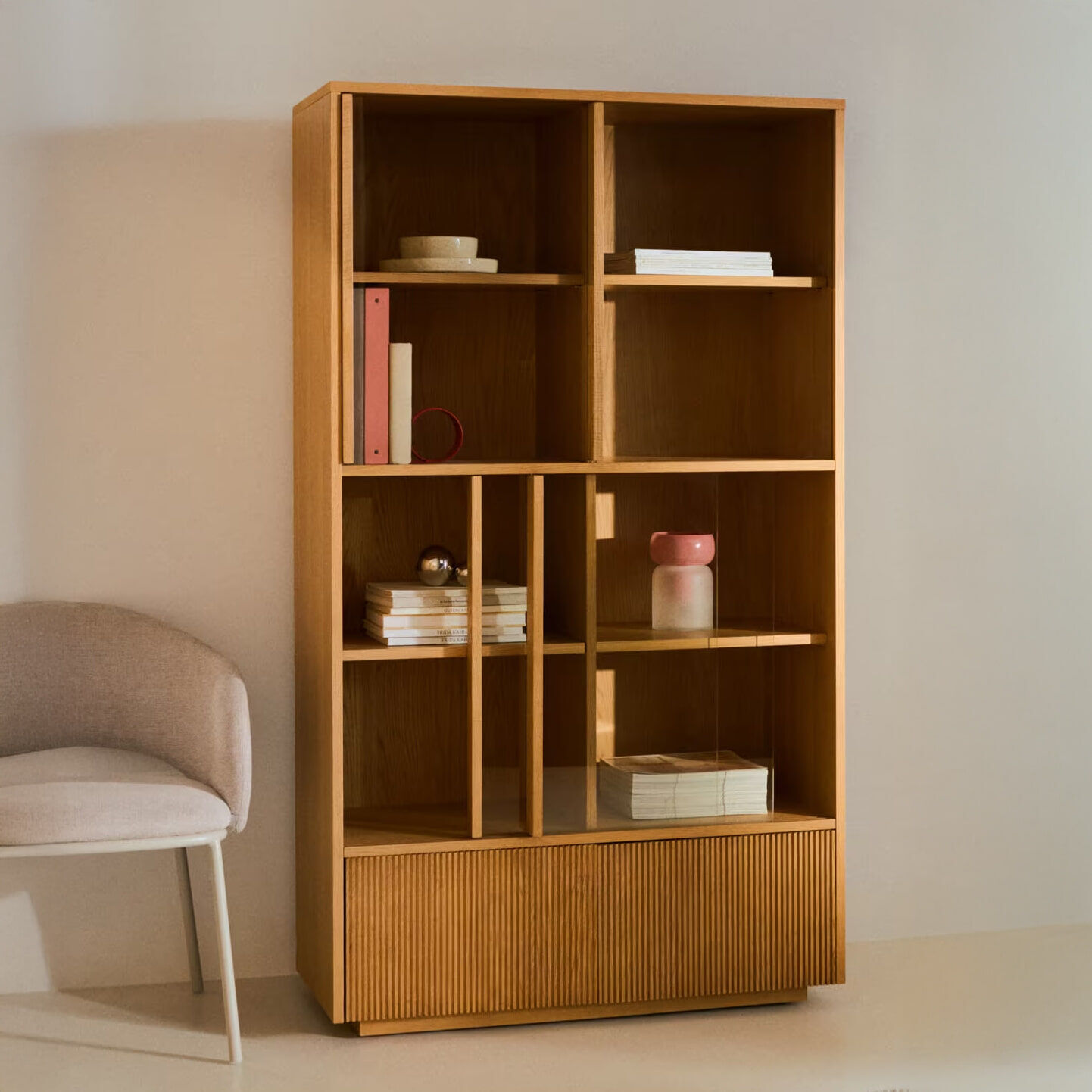 Kave Home Vitrinekast Helvine Eiken en glas, 174 x 100cm - Bruin - 8433840935904