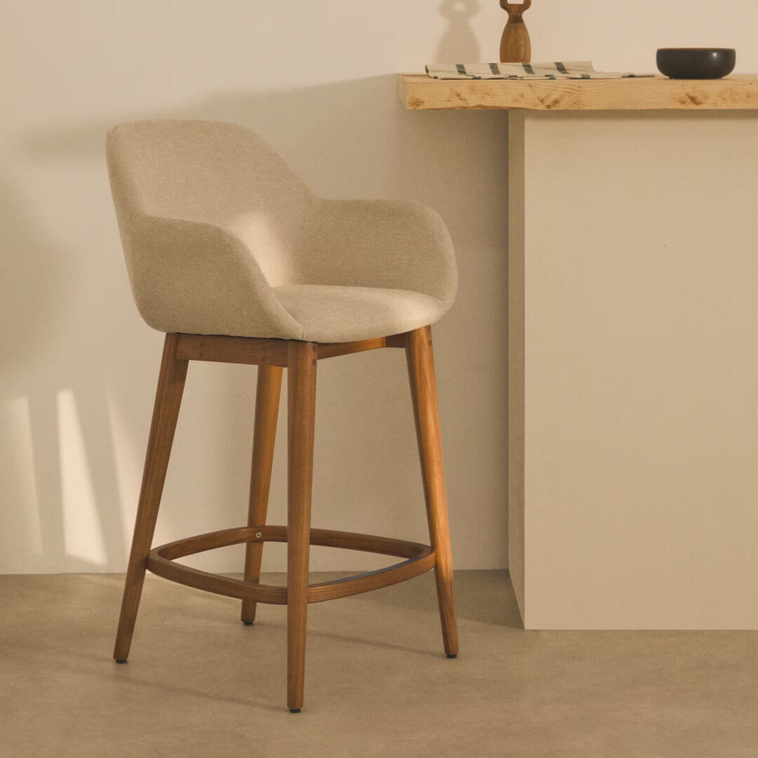 Kave Home Barkruk Konna Essenhout en stof - Beige/Bruin (zithoogte 66cm) - 8433840962047