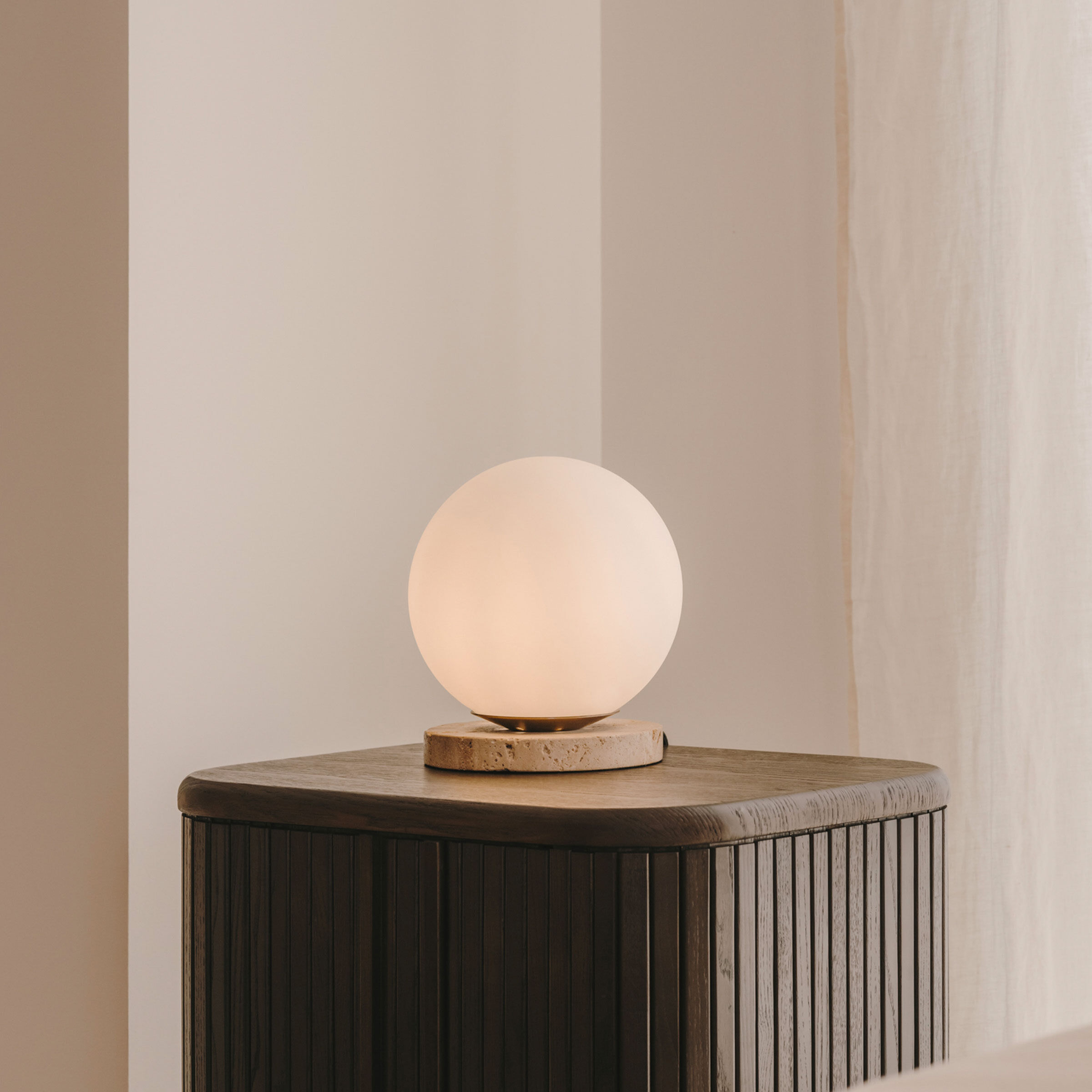 Kave Home Tafellamp Malachi Travertin en glas - Wit - 8433840868653