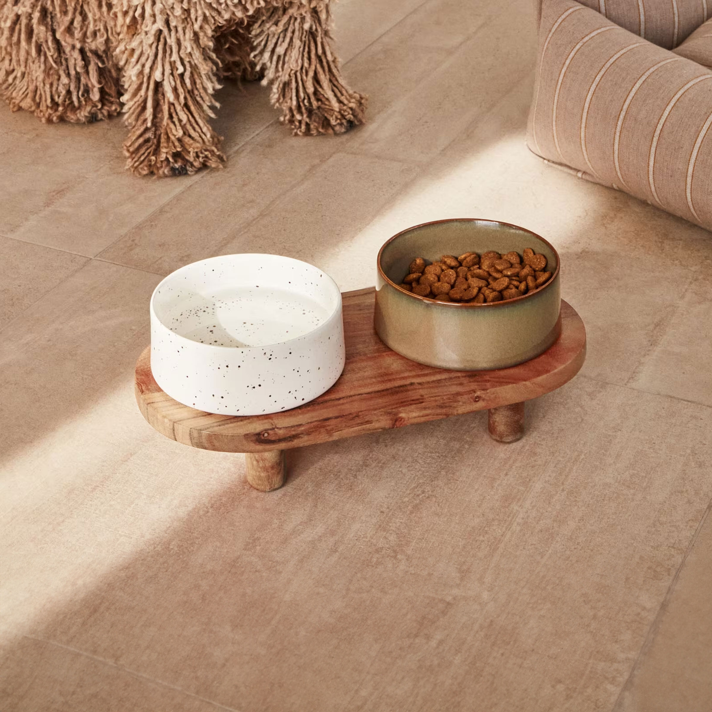 Kave Home Voerbak Dumbi Set van 2 stuks, Keramiek, Met houten standaard - Naturel - 8433840815725